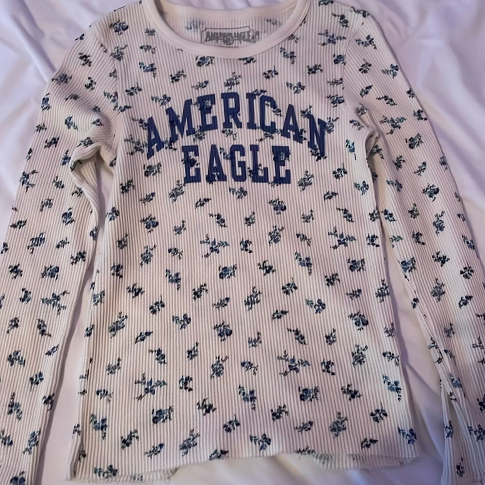 this is an american eagle long sleeve it’s hasn’t been worn it doesn’t have tags
